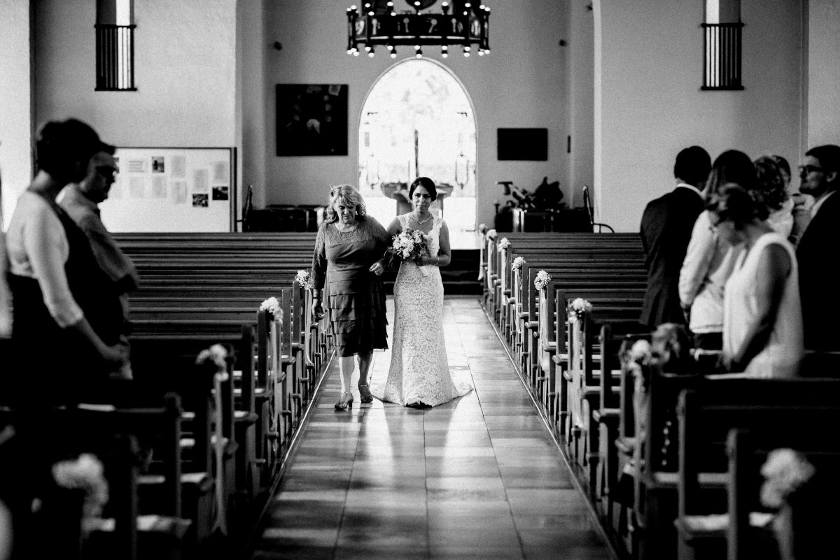 heranschreiten der Braut Kirche Brautkleid Brautmutter