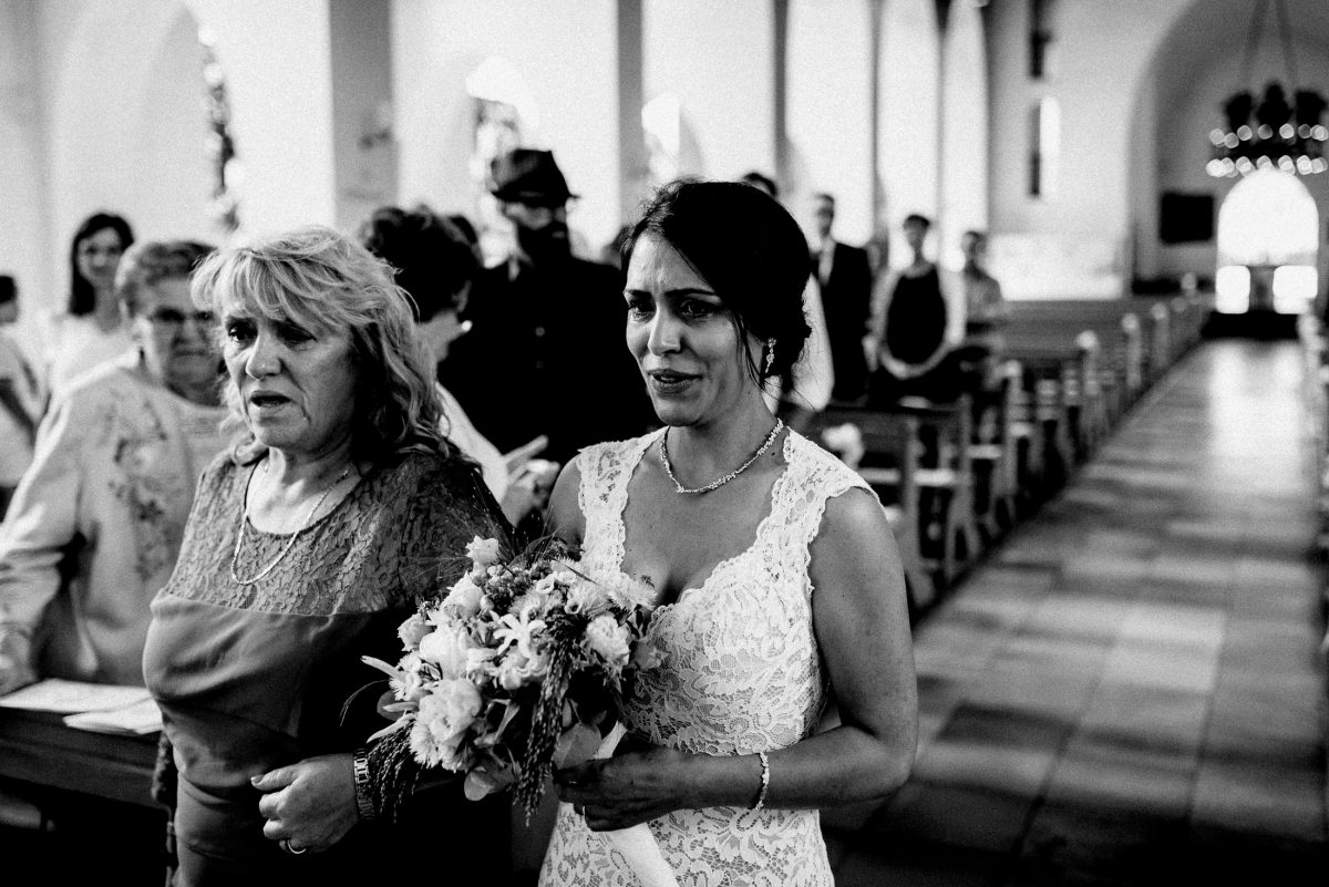 aufregung Braut Steinboden Kirche Gäste Kleid
