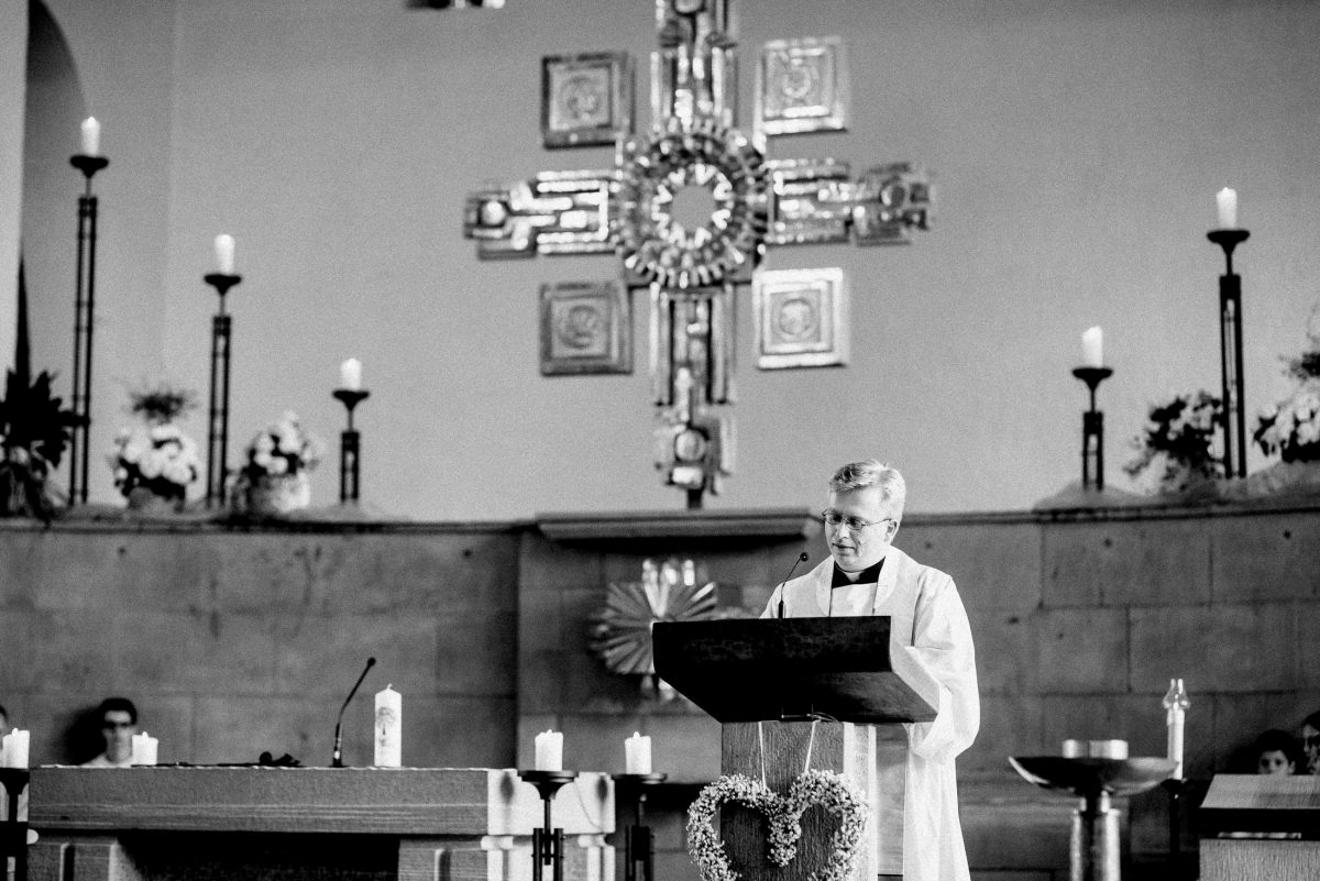 Pfarrer predigt Kerzen Kreuz 