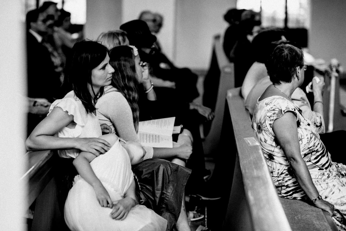 Kirchenbank Hochzeitsgäste schlafendes Kind zuhören