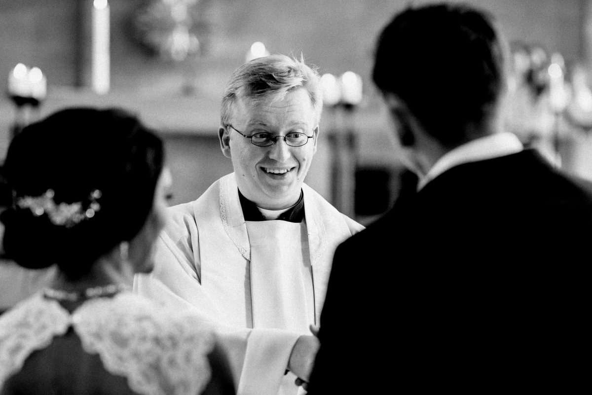 Pfarrer Brautpaar handschlag gratulation kerzen