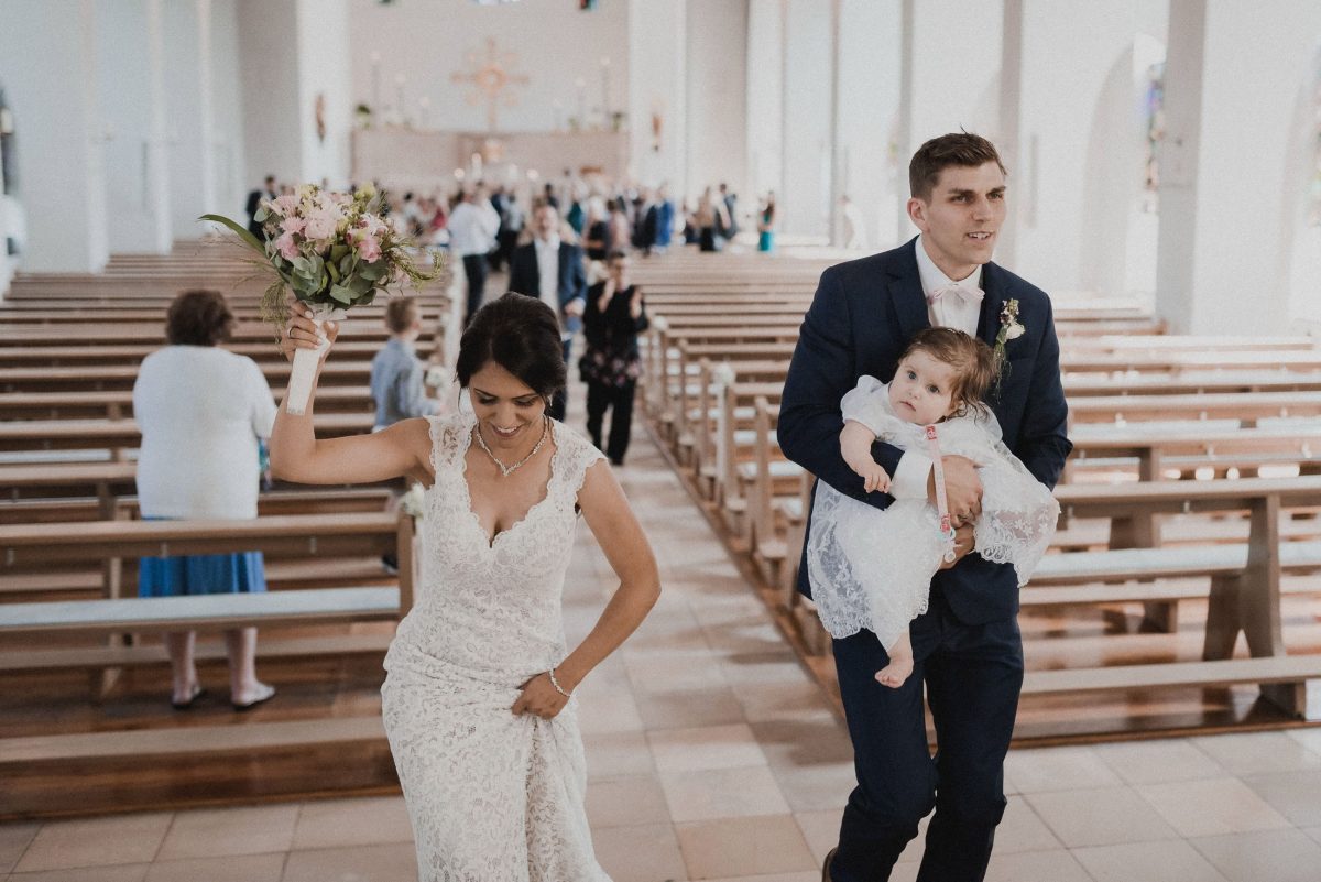 frisch vermähltes Paar baby Brautstrauß Kirche Taufe