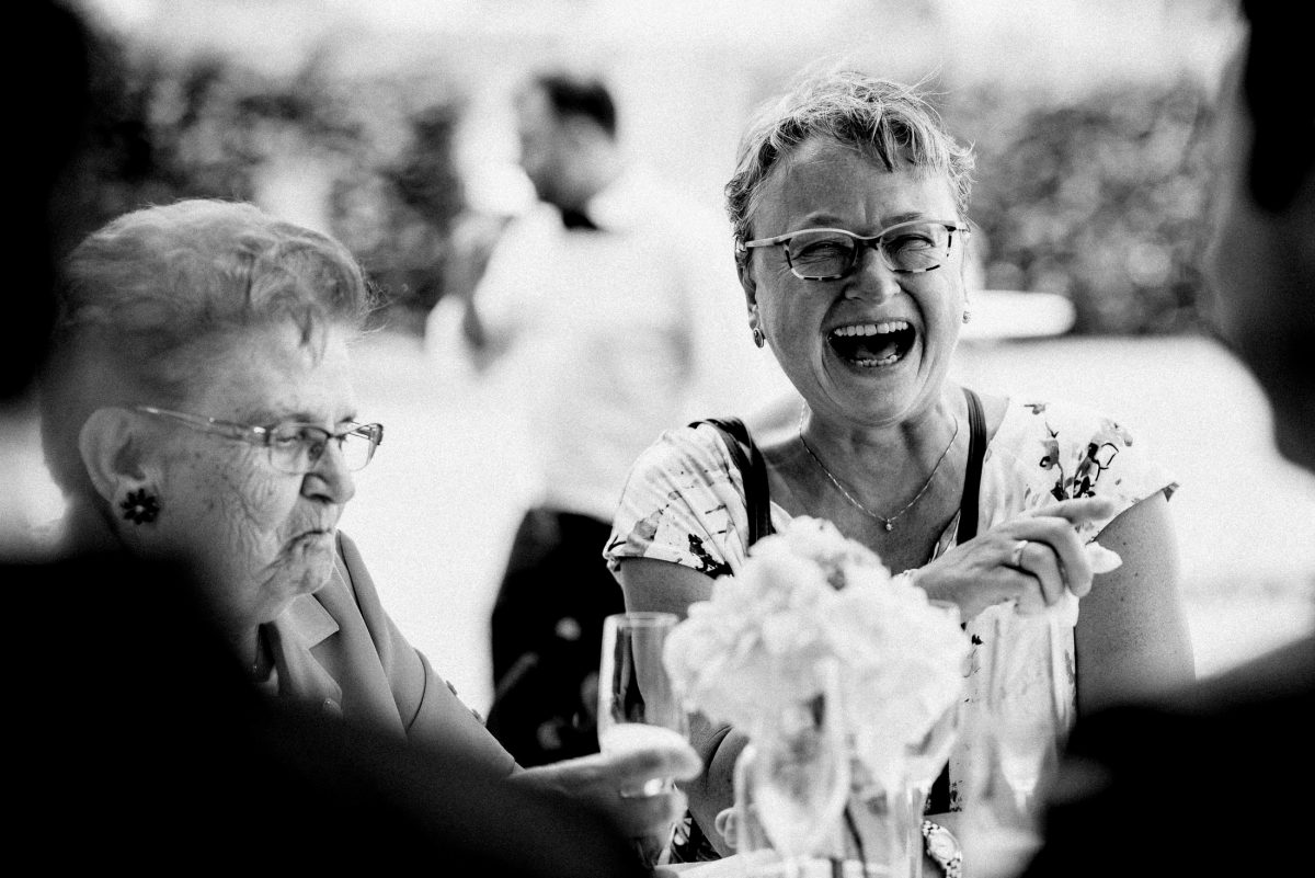 Blumen lachen ältere Damen Sektglas schwarz weiß