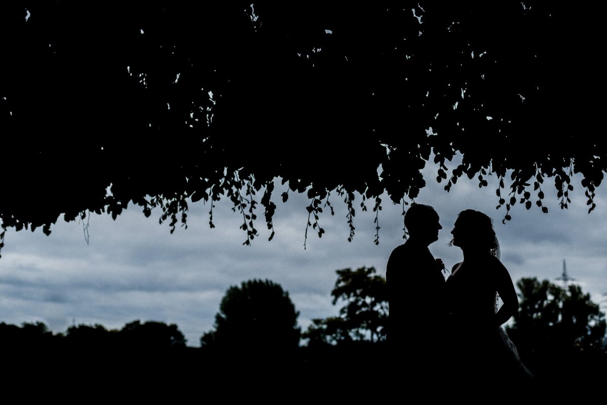 Aussicht Brautpaar Bäume Blätter Silhouetten Wolken