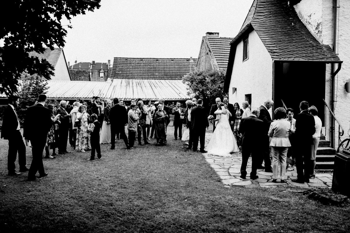 Hochzeitsgäste Empfang gratulation Trauung Dorfkirche außen Wiese