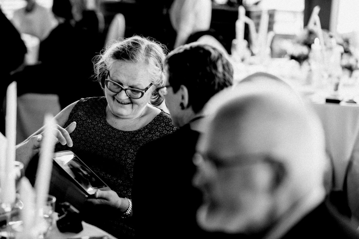 Tablet ältere Dame Brille Kerzen Sitzgruppe Hochzeit