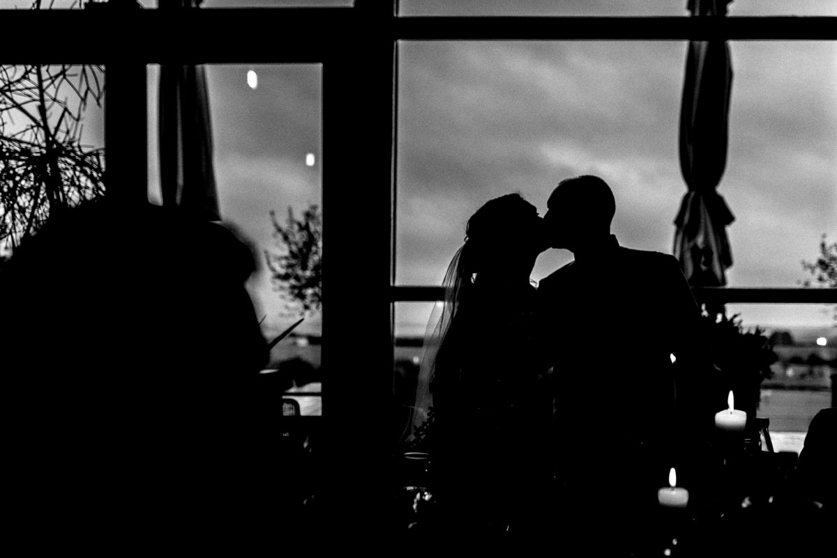 Ehepaar Kuss Kerzen wolken Sonnenschirm 