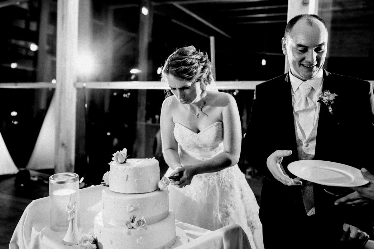 Hochzeitstorte dekorosen Braut schneiden Messer Teller