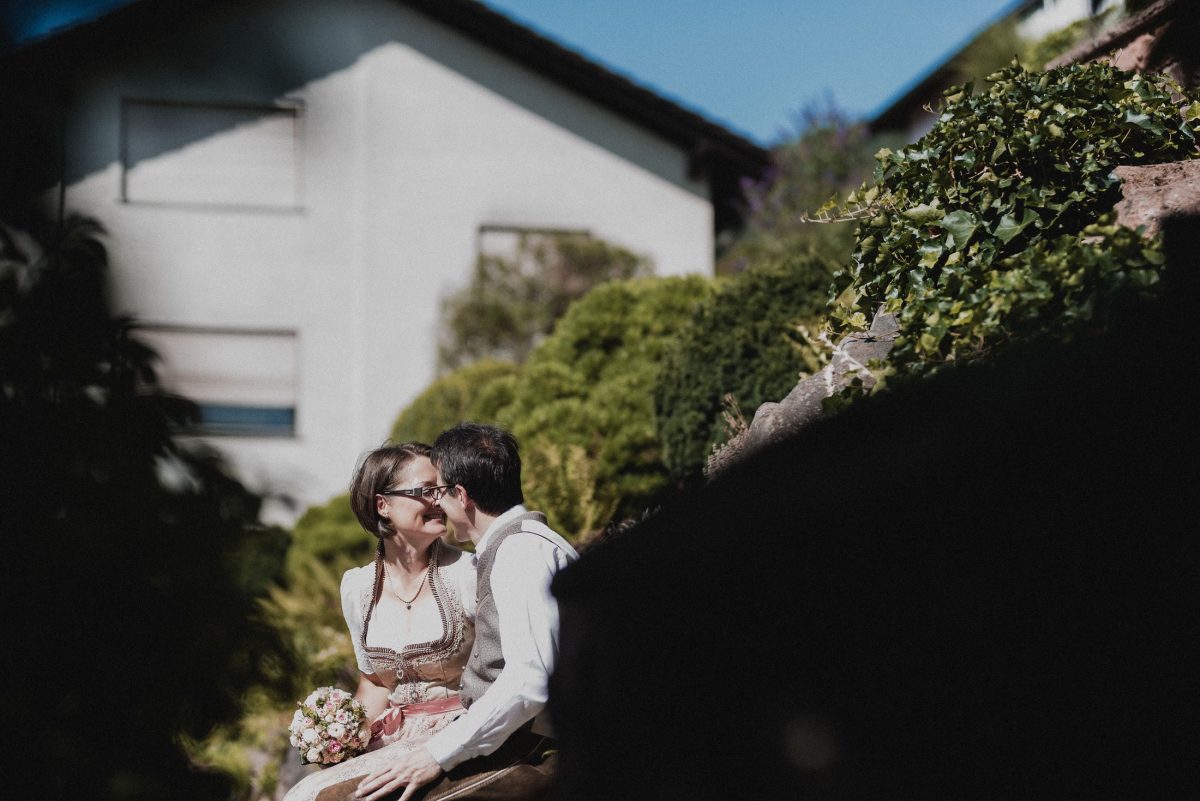 Haus Büsche Paar Trachten Strauß Blumen weiße Bluse