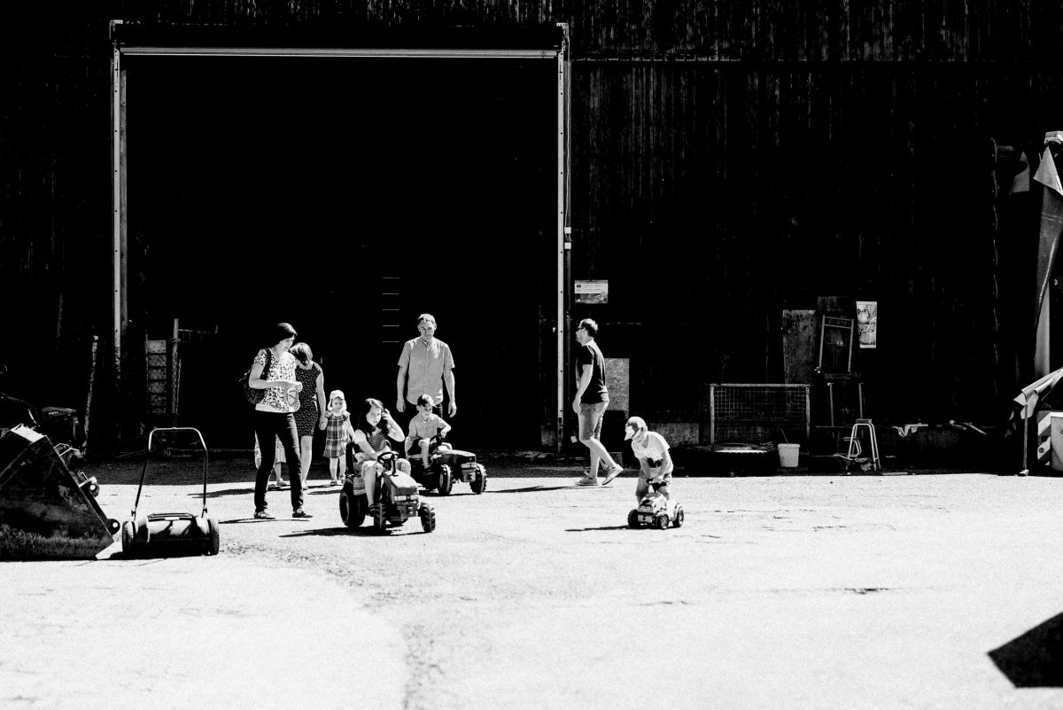 Scheune Kinder Bobbycar Sommer Hof spielen spaß