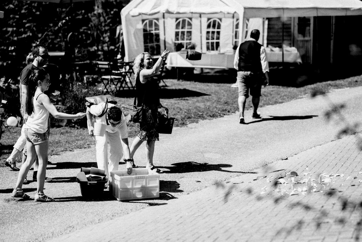 Festbänke Pavillion Körbe Frauen grüßen Wiese freien