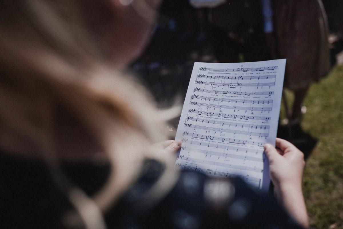 Musiknoten Blatt wiese singen Hände 