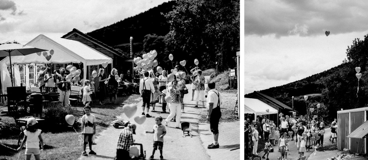 Herzluftballons steigen lassen Hochzeitsfeier Pavillion Bäume fliegen Luft