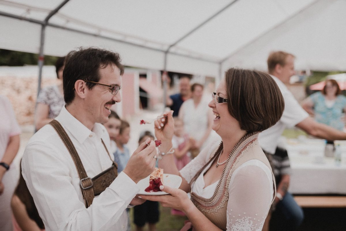 Kuchen teilen füttern Mann Frau glücklich lachen Gäste