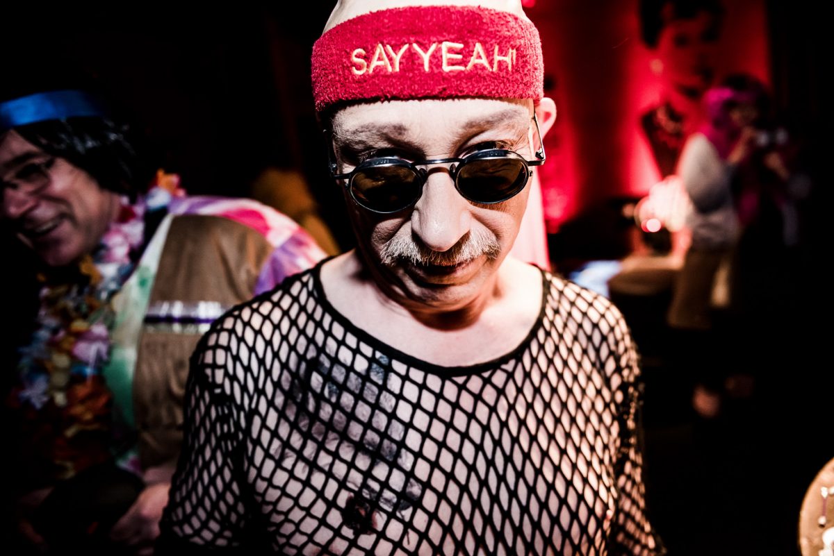 Schweißband Yeah Netzhemd Sonnenbrille Alohakette