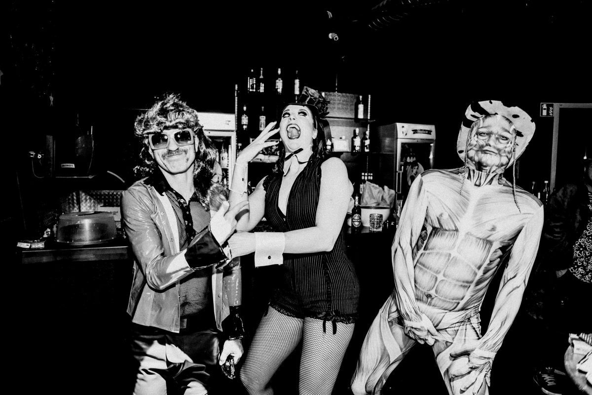 Eve Champagne Hautskelett feiern Stimmung lachen