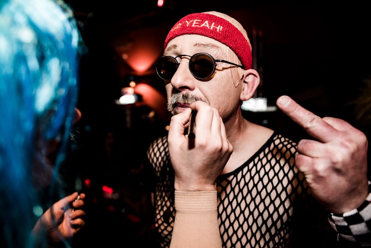 schminken yeah Lippenkontur Mittelfinger