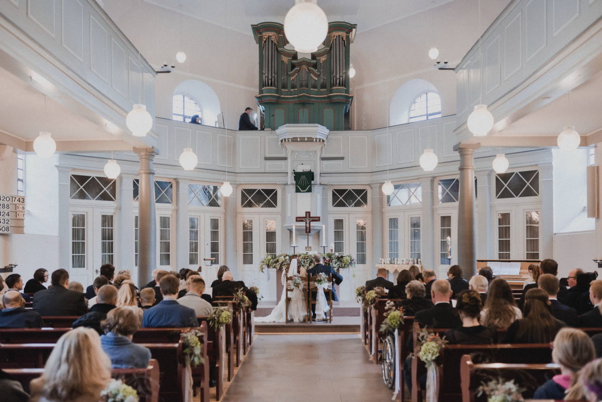 Kirche,Orgel,Dekoration,Blumen,Leuchten