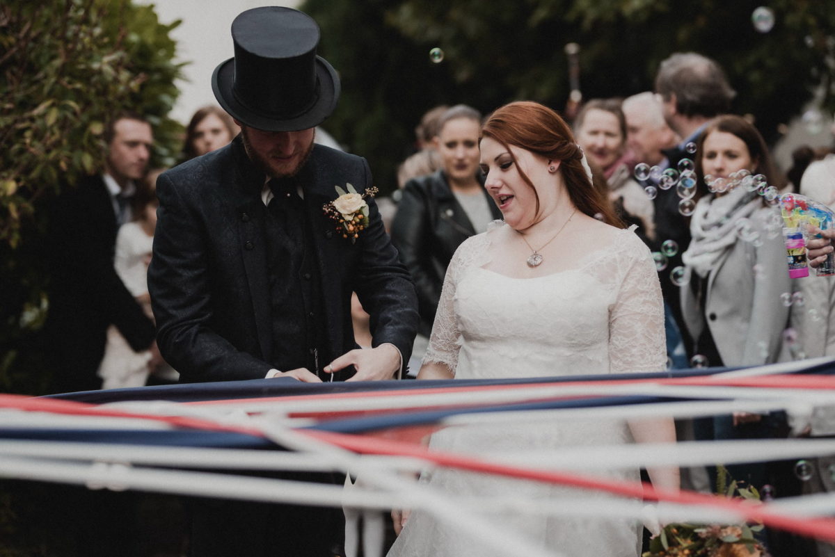 Brautpaar,Bänder schneiden,traditionelles Hochzeitsspiel