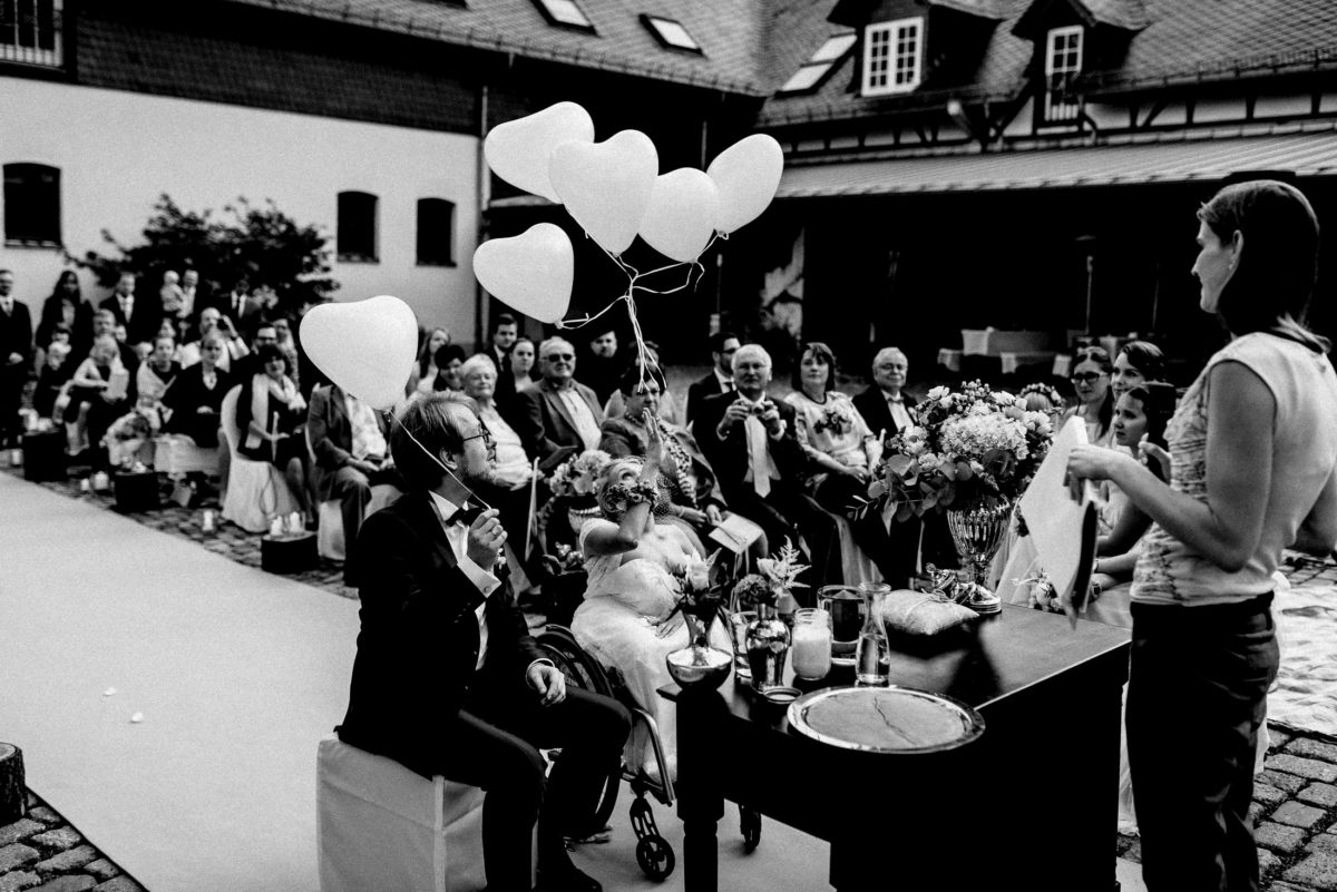 Herzluftballons fliegen lassen,Fachwerkhaus,