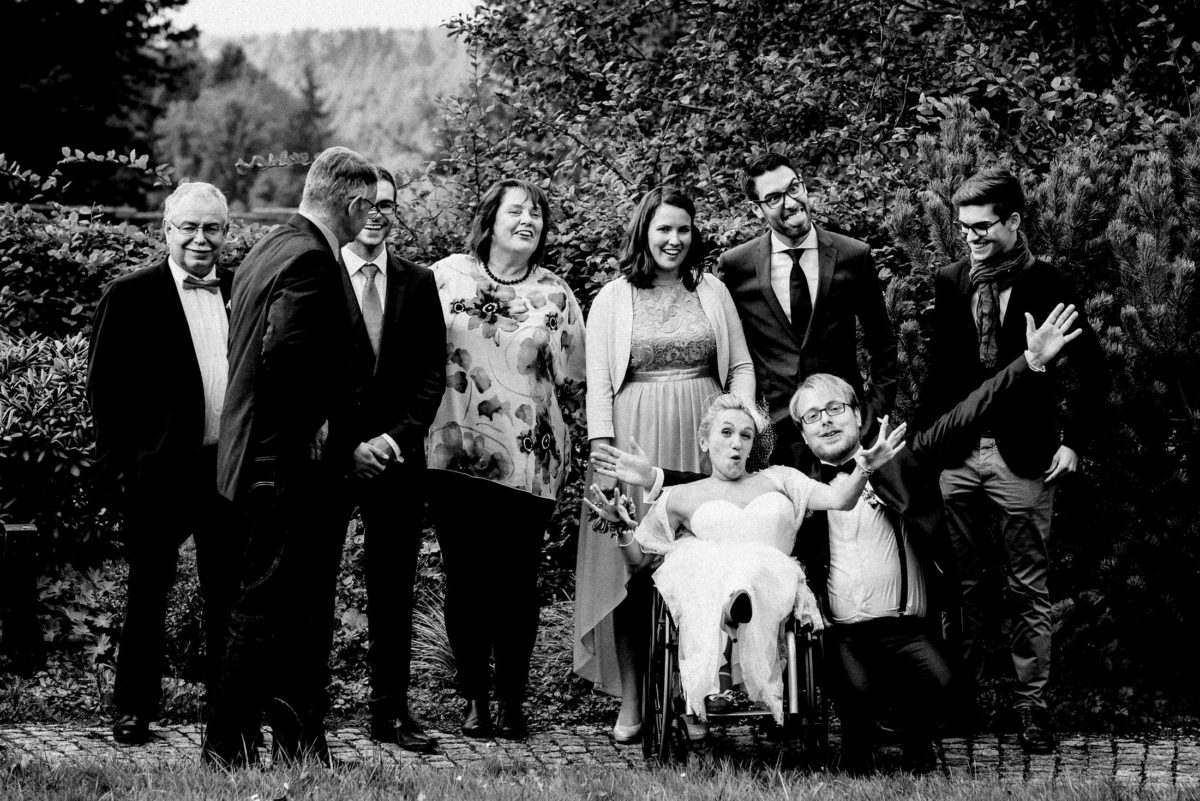 Familienfoto,Hochzeit,Bäume,Arme hoch,lachen