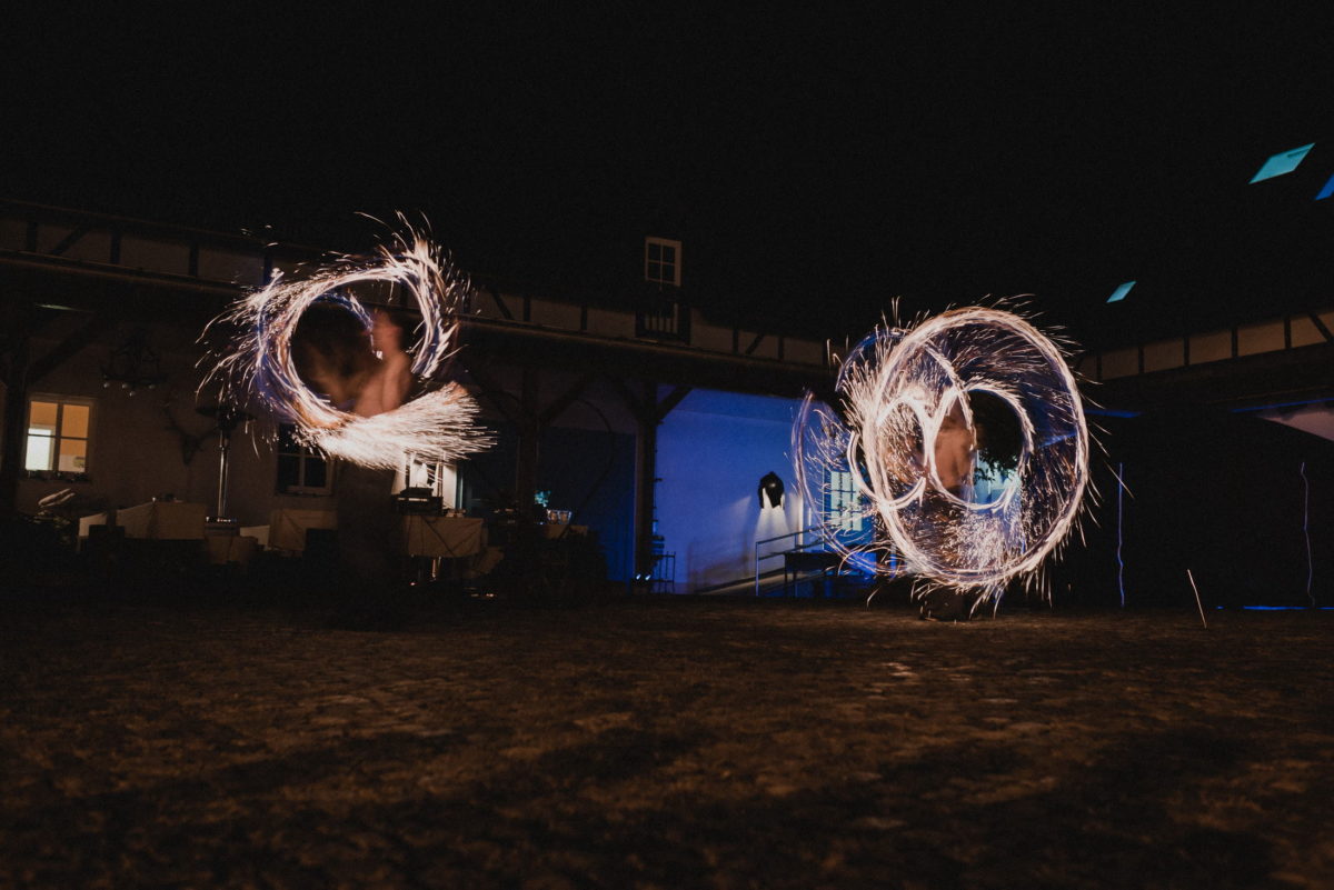 Feuershow, Männer,Hof,drehen