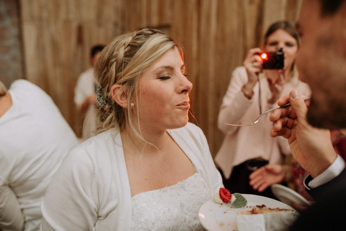 Hochzeitstorte füttern,Braut,geschlossene augen,genießen,Foto,Blitz