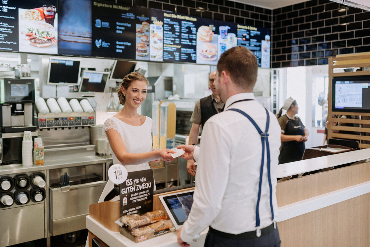 Braut bedient Bräutigam,Bestellzettel,Mc donalds,Hosenträger