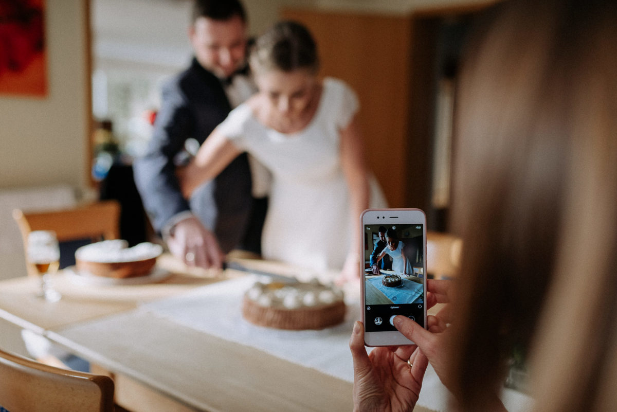 Tortenanschnitt,Foto,Handy,Brautpaar,Kaffe und Kuchen