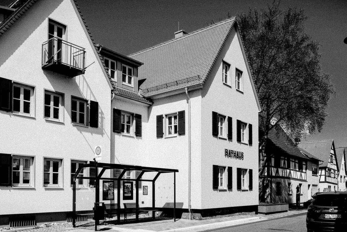 Rathaus,Bushaltestelle,Klappläden,Baum,Strasse