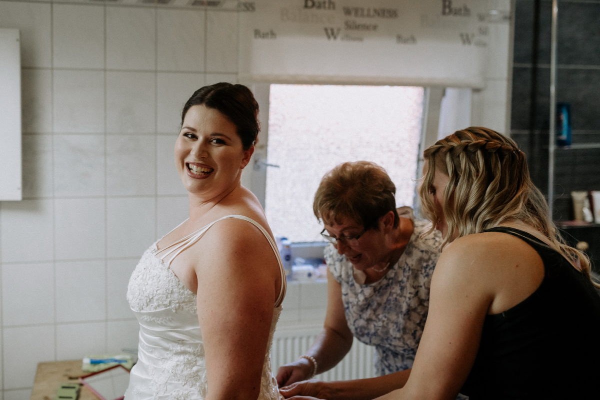 Braut,Hochzeitsvorbereitung,Brautstyling,Brautkleid
