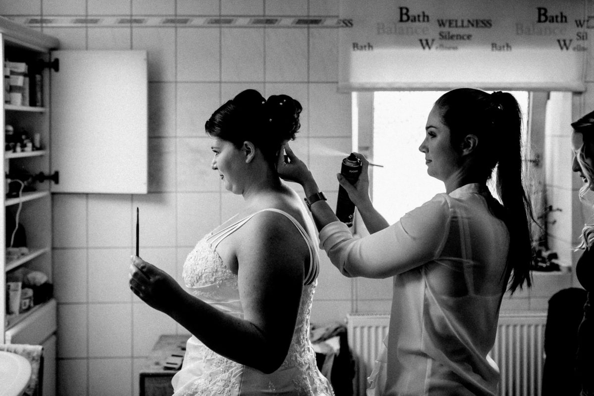 Badezimmer,Braut,Haarsyling,Brautfrisur,Haarspray