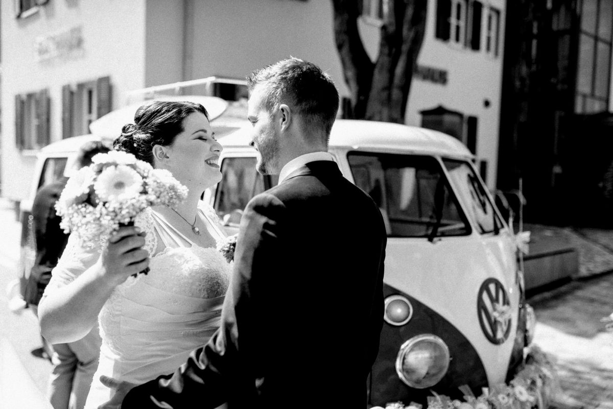 First Look,glücklich,VW Bulli,Brautpaar,Anblicken