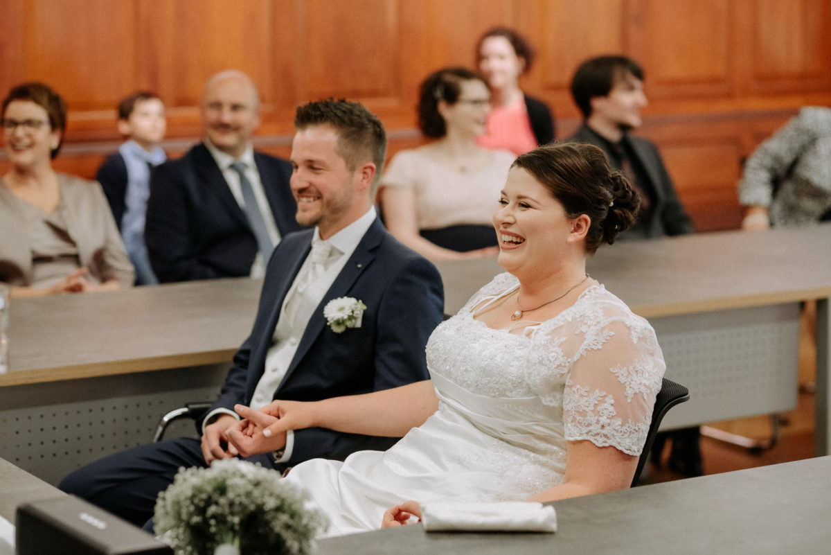 Braut und Bräutigam,Hand halten,lachen,freude