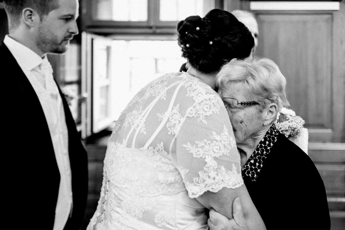 ältere Dame, Umarmung,gratulation,Brille,standesamtliche Trauung