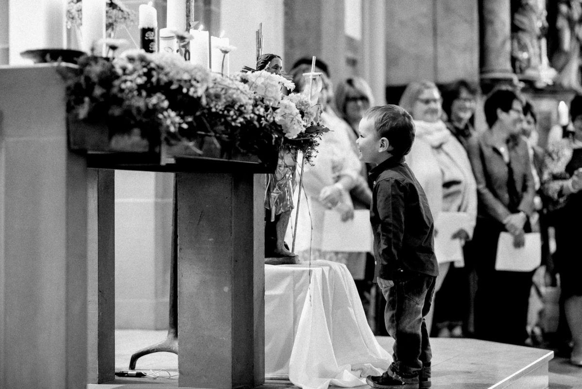 Altar,Kind,lachen,Kirchenchor,Blumenschmuck