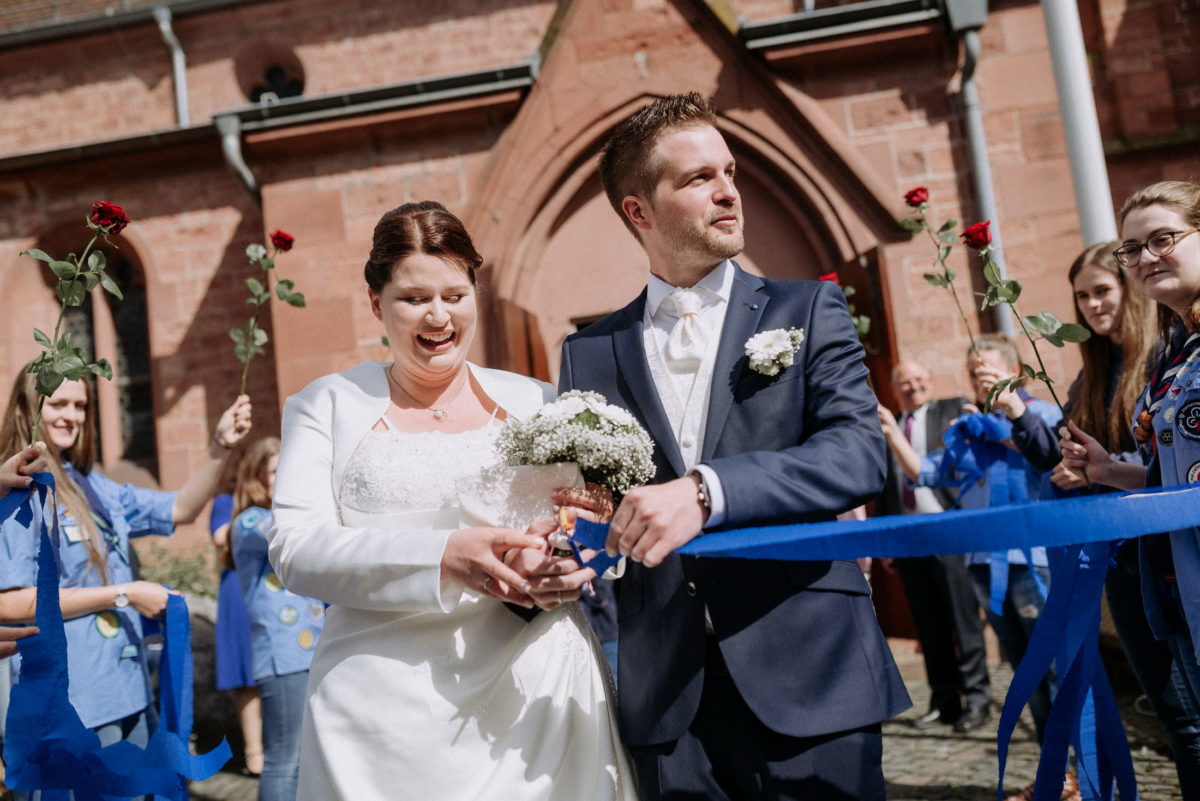 Brautpaar Empfang,Rosenspalier,blaue Bänder,