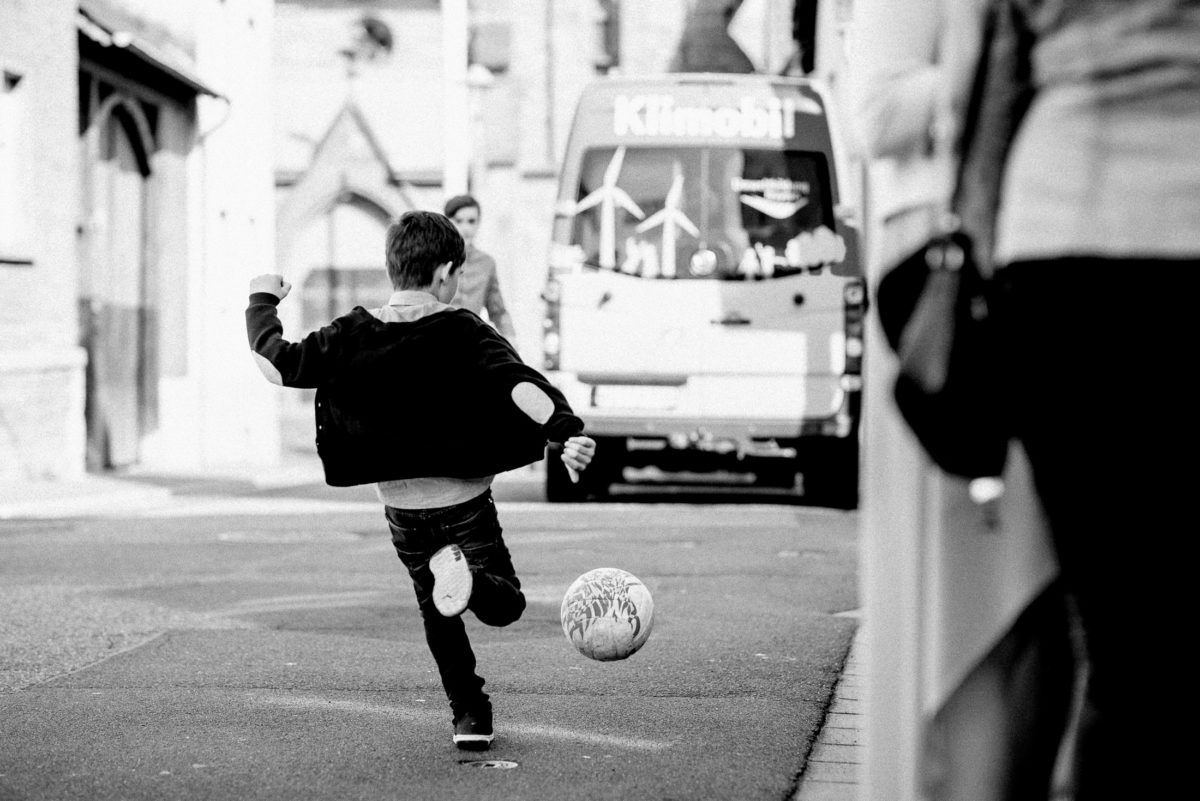 Fußball spielen,Junge,Strasse,kicken,Ball