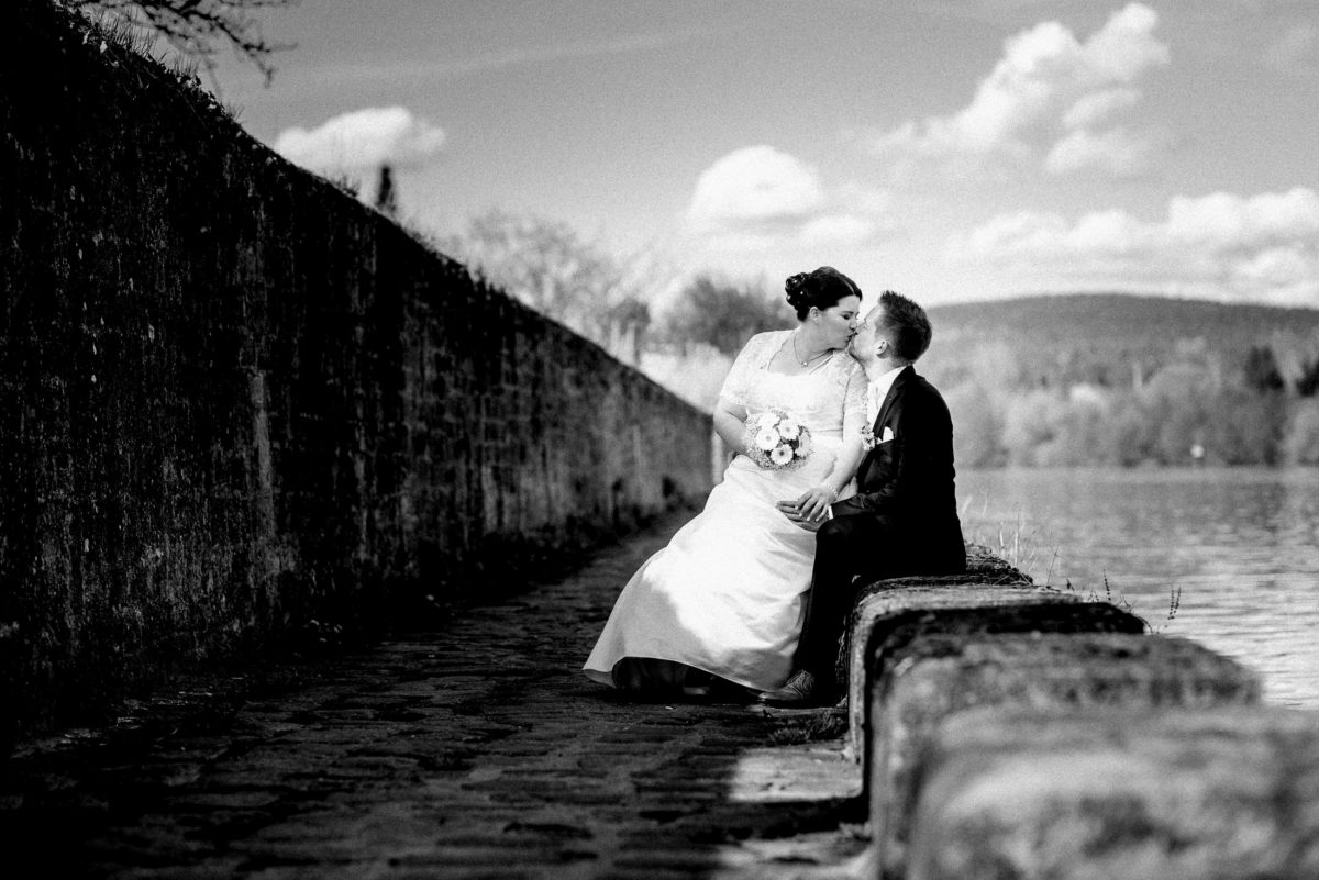 Hochzeitsshooting,auf dem Schoss sitzen,Main,Kuss,