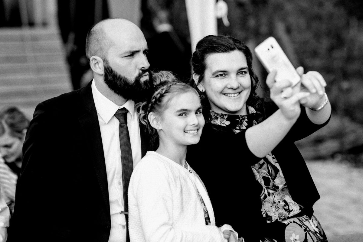 Selfie,Familie,Handy,junges Mädchen,Mann,Frau