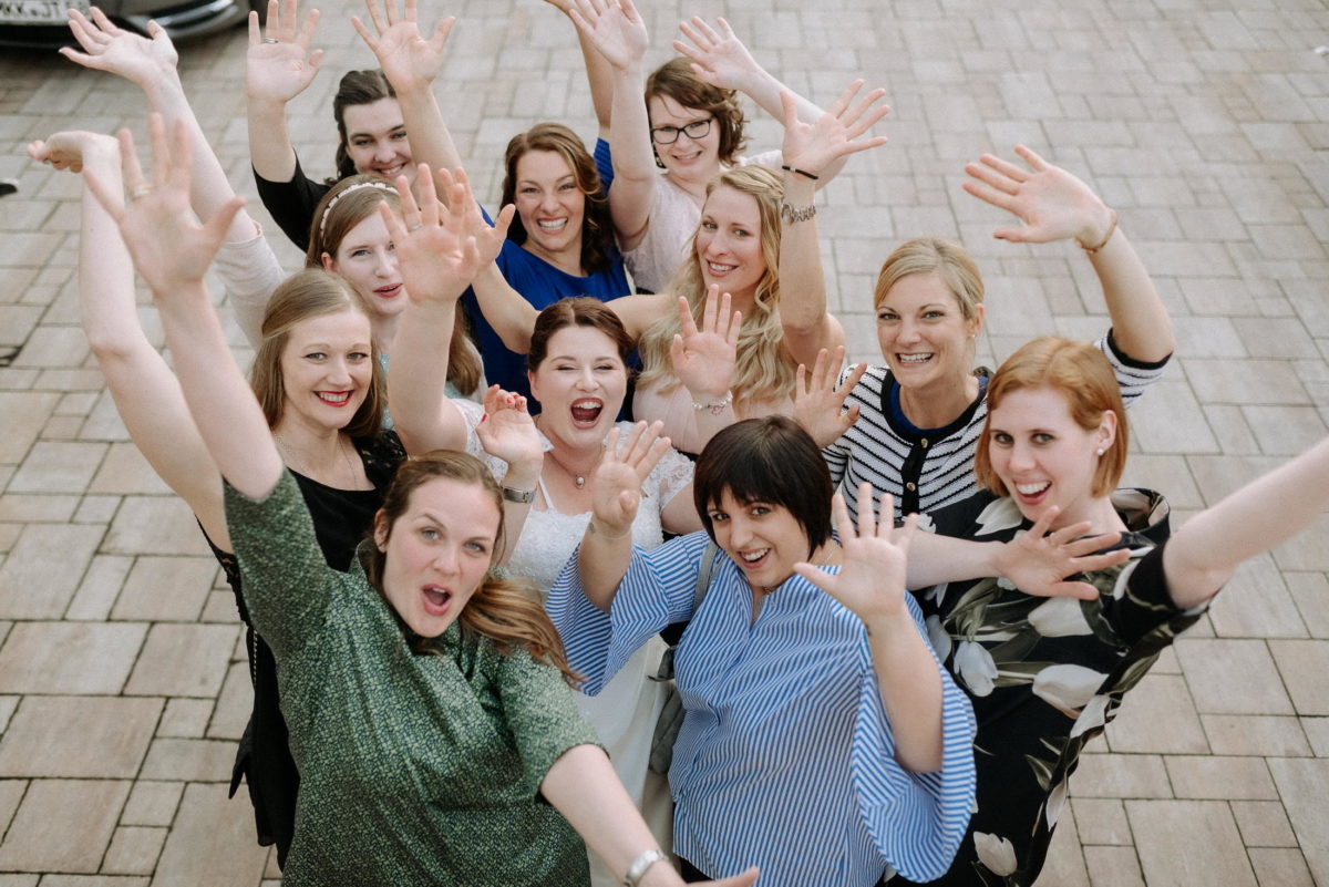 Gruppenfoto Braut,Frauen,Hände in die Höhe,