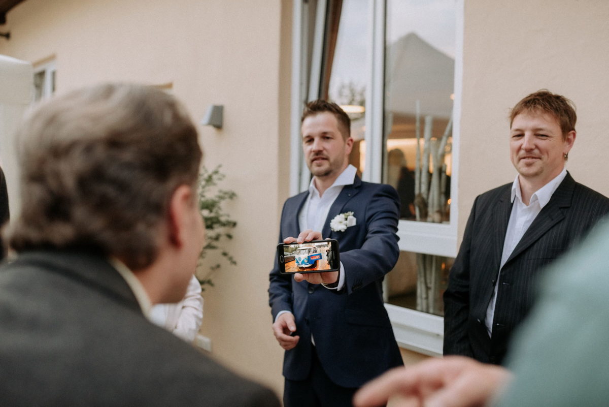 Männer,Handybild,Foto zeigen,VW Bulli,Bräutigam