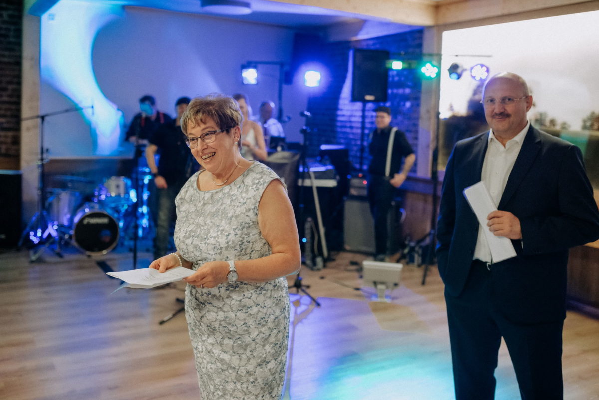 Band,Tanzfläsche,Ansprache,Frau,Hochzeit,Kleid,Lichtanlage
