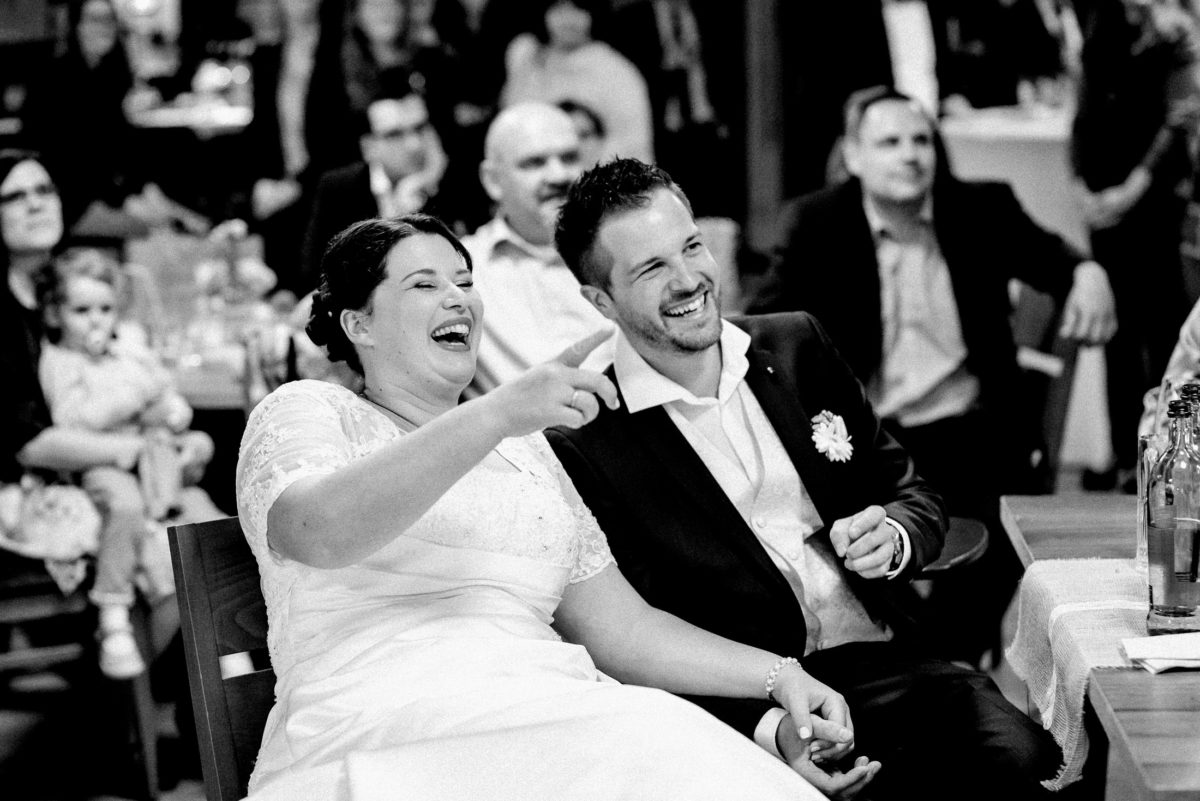 lachen,mit dem Finger zeigen,ausgelassene Stimmung,glücklich