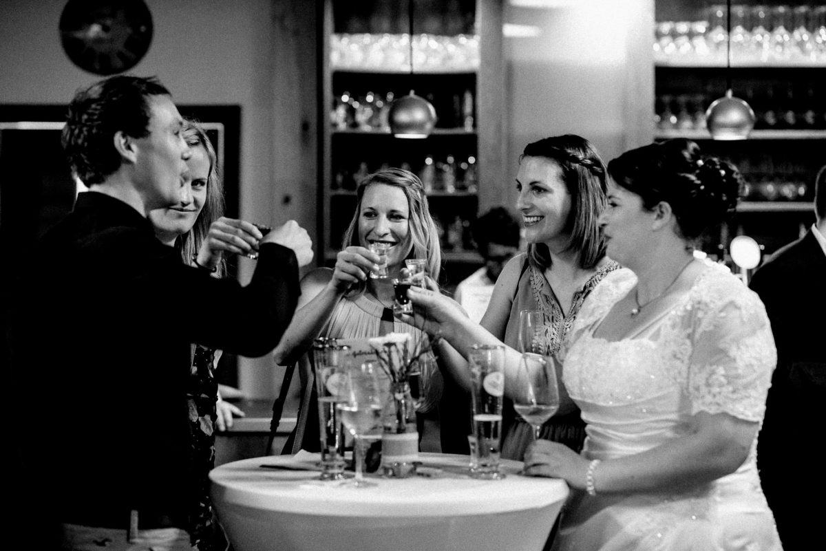 shots,Schnapsgläser,Anstoßen.Gäste
