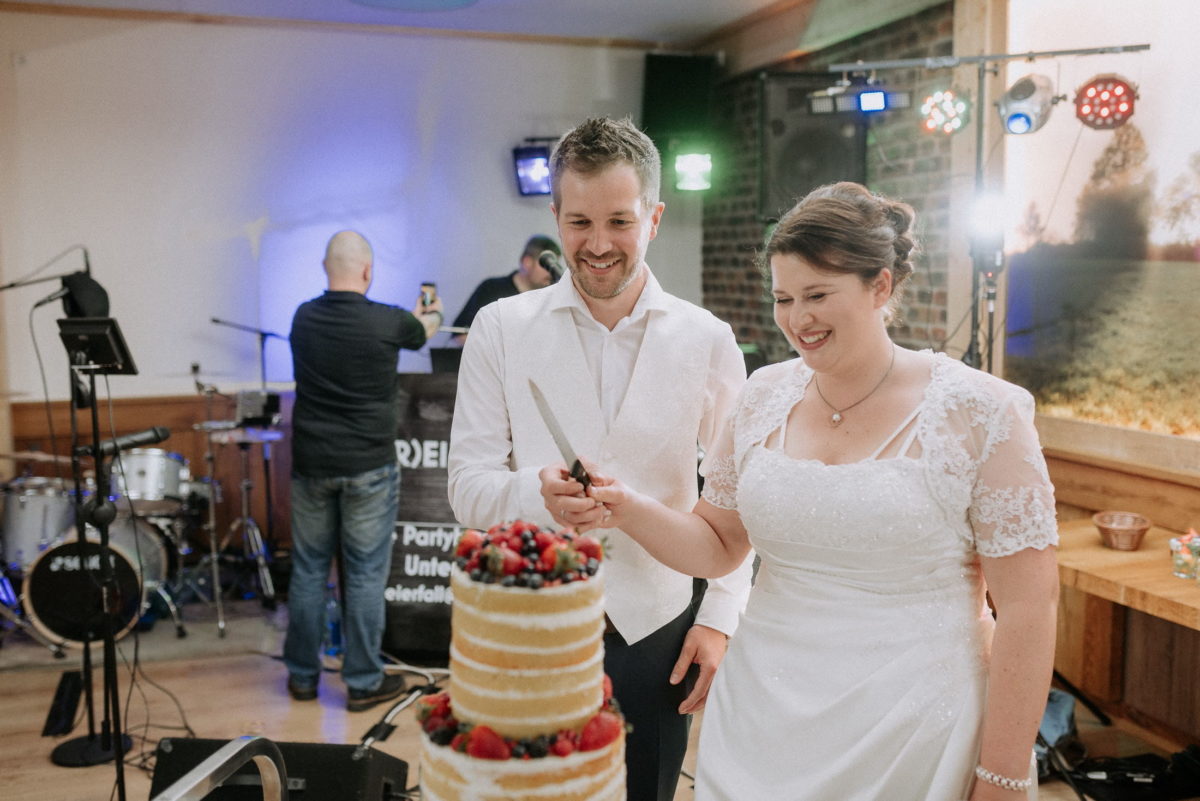 Hochzeitstorte anschneiden,Messer,Früchte