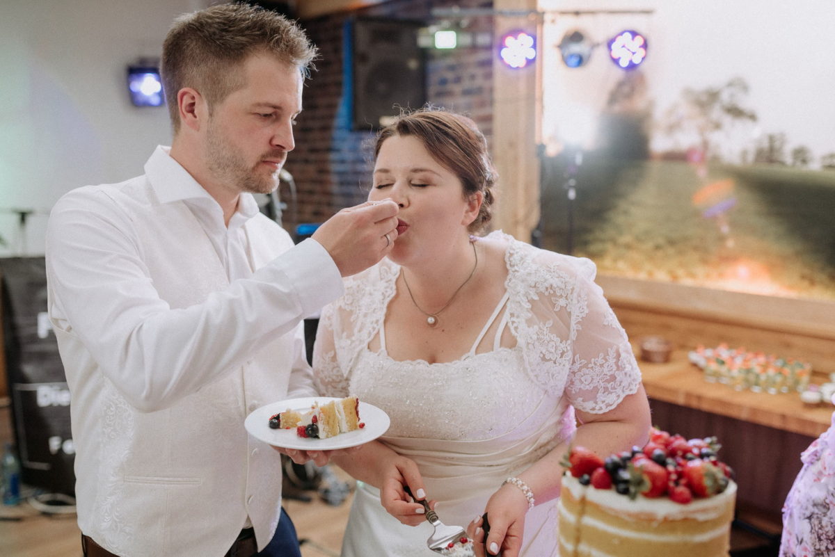 Torte, Torten füttern,Brautpaar,Teller,Gabel