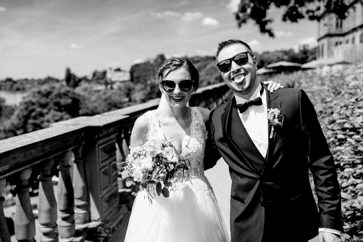 Balkon,Sonnenbrille,Paar,Ansteckblume,Spaßfotos,Hochzeit