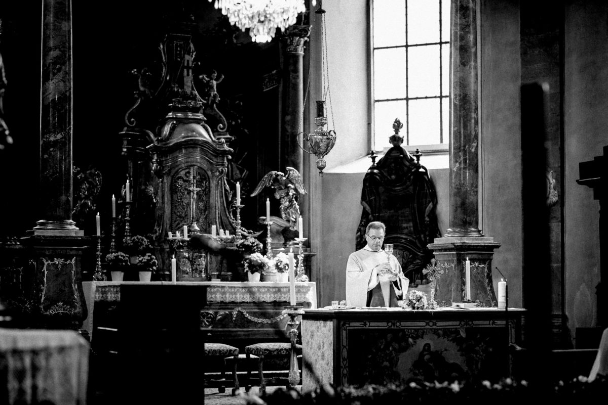 Säulen,Altar,Pfarrer,Kommunion,Kerzen,Kronleuchter