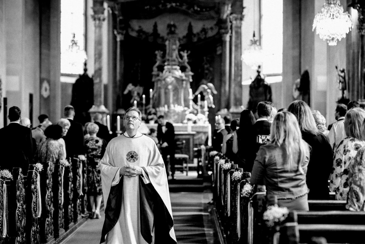 Pfarrer,Sitzbänke,Handy,Ausmarsch,kirchen Dekoration